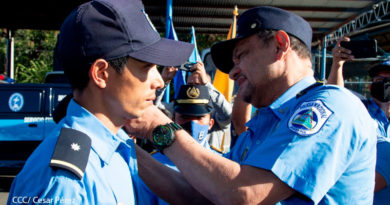 Oficial de la Policía de Nicaragua Wilfredo Ezequiel Cerda recibiendo Medalla al Valor y siendo ascendido en grados