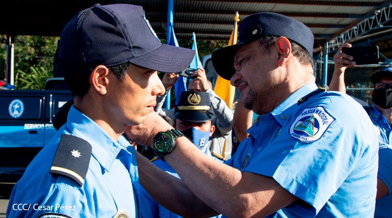 Oficial de la Policía de Nicaragua Wilfredo Ezequiel Cerda recibiendo Medalla al Valor y siendo ascendido en grados