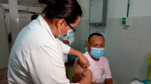 Personal de salud vacuna a ciudadano nicaragüense en Chinandega contra la Covid19