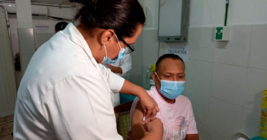 Personal de salud vacuna a ciudadano nicaragüense en Chinandega contra la Covid19