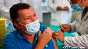Primera persona siendo vacunada contra el Covid-19 en Nicaragua