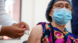 Paciente del Hospital Bautista de Managua en Nicaragua siendo vacunada contra el covid-19