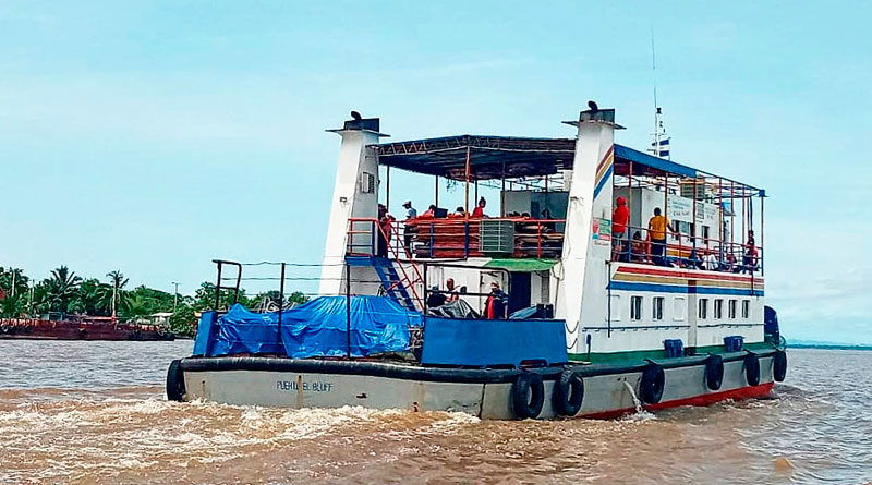 Embarcación zarpando en aguas territoriales de Nicaragua