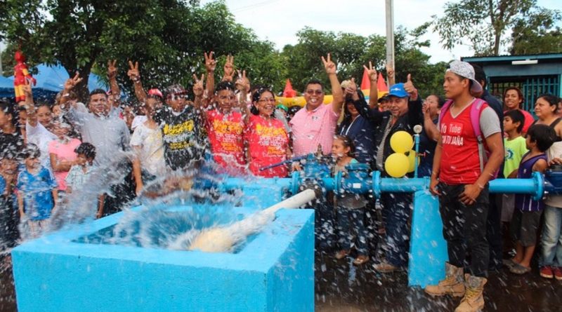 Familias nicaragüenses durante la inauguración de un pozo de agua potable en Nicaragua.