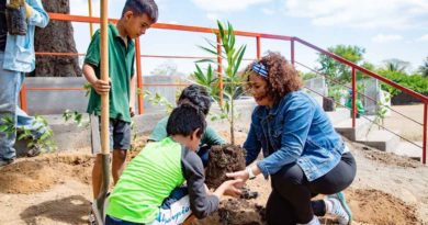 Alcaldesa Reyna Rueda junto a niños de la comarca Chiquilistagüa, sembrando árboles