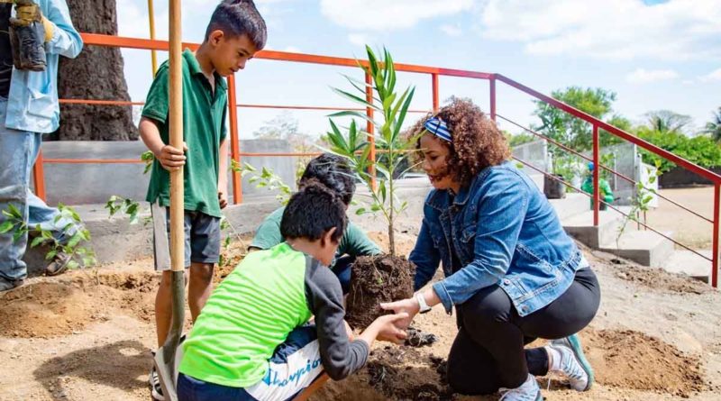 Alcaldesa Reyna Rueda junto a niños de la comarca Chiquilistagüa, sembrando árboles