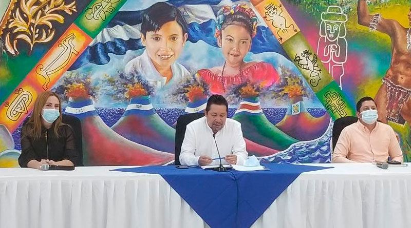 Asesor de la presidencia de la Nicaragua en temas educativos, Salvador Vanegas junto a demás autoridades educativas