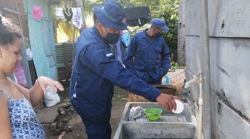 Efectivos militares del Distrito Naval Caribe de la Fuerza Naval del Ejército de Nicaragua durante la jornada de aplicación de BTI en Corn Island.