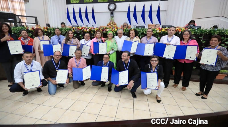 Comunicadores condecorados por la Asamblea Nacional