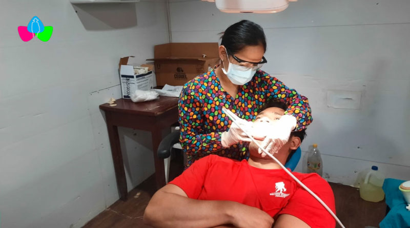 Un poblador del barrio El Recreo recibe atención médica por un especialista del Ministerio de Salud en la clínica móvil.