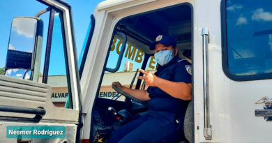 Flor Gutiérrez, operadora de camiones contra incendio de los bomberos Unificados de Nicaragua