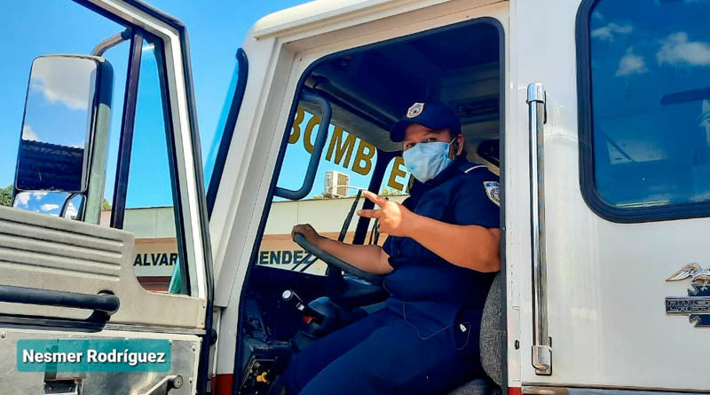 Flor Gutiérrez, operadora de camiones contra incendio de los bomberos Unificados de Nicaragua