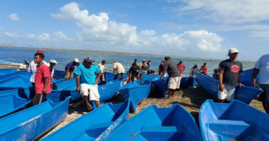 Pescadores del caribe norte de Nicaragua recibiendo sus cayucos por parte del INPESCA