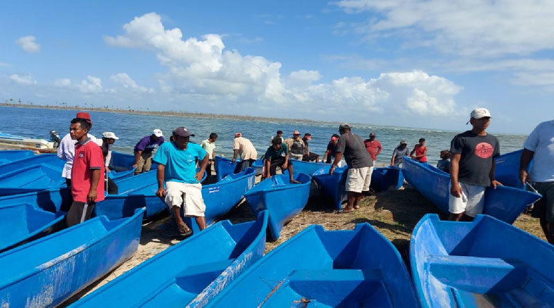 Pescadores del caribe norte de Nicaragua recibiendo sus cayucos por parte del INPESCA