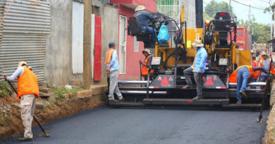 Trabajadores de la Alcaldía de Managua asfaltan una de las calles del barrio Grenada