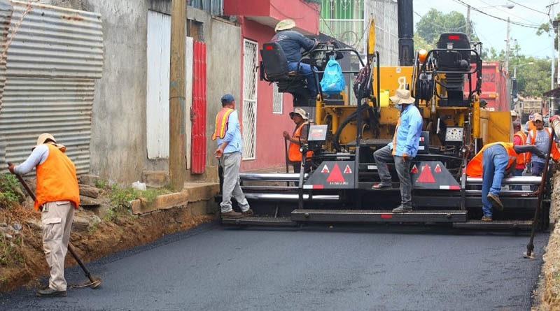 Trabajadores de la Alcaldía de Managua asfaltan una de las calles del barrio Grenada