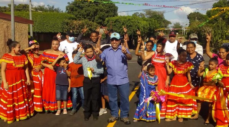Vicealcalde de Managua, Enrique Armas en la inauguración de Calles para el Pueblo en el barrio Manuel Fernández