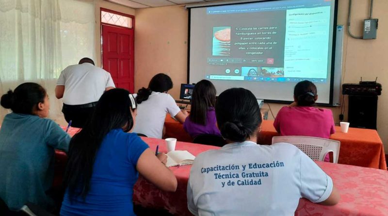 Docentes de INATEC durante capacitación