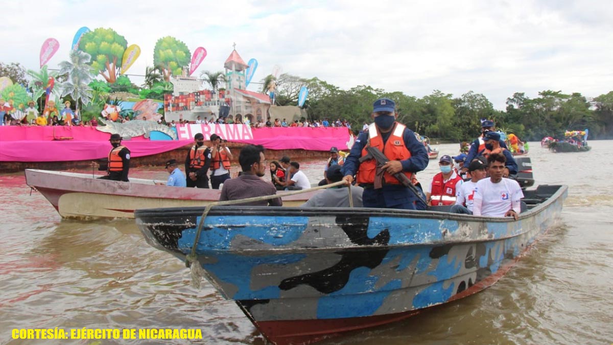 Durante el Carnaval Acuático, participaron 15 embarcaciones con 300 personas de diferentes instituciones del Estado, dirigidas por la Alcaldía Municipal del municipio de El Rama.