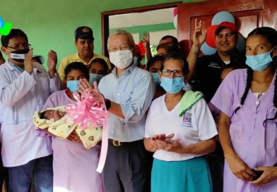 Funcionarios del Ministerio de Salud y de la Embajada de China Taiwán en Nicaragua durante la inauguración del proyecto de mejoramiento de la Casa Materna Celina López en Siuna.