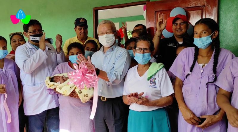 Funcionarios del Ministerio de Salud y de la Embajada de China Taiwán en Nicaragua durante la inauguración del proyecto de mejoramiento de la Casa Materna Celina López en Siuna.