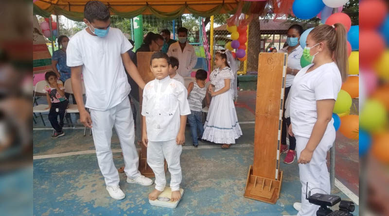 Un menor es censado por miembros del Ministerio de Salud, durante el inicio del Censo Nutricional en Managua