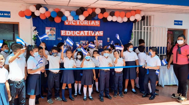 Estudiantes durante la inauguración de la rehabilitación del centro educativo Pablo VI en Managua