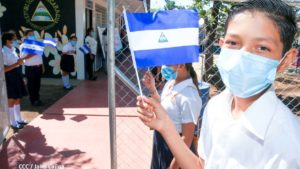 Estudiantes durante la inauguración de las mejoras en el centro educativo Héroes y Mártires de Xiloá