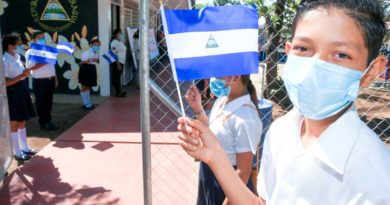Estudiantes durante la inauguración de las mejoras en el centro educativo Héroes y Mártires de Xiloá