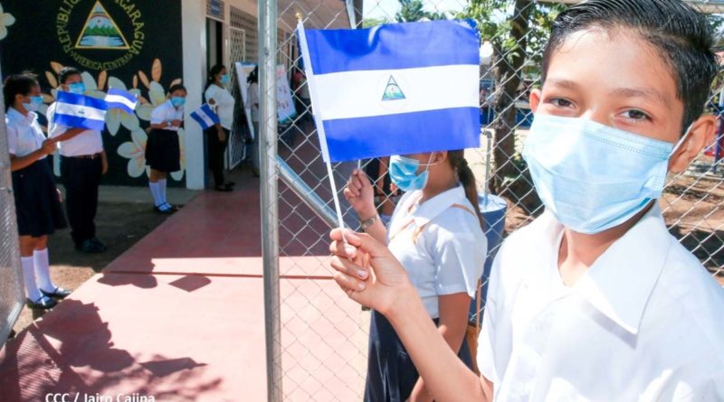 Estudiantes durante la inauguración de las mejoras en el centro educativo Héroes y Mártires de Xiloá