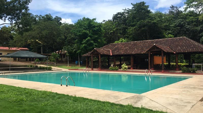 Vista de la piscina y los ranchones del centro turístico ecológico San José en Santo Tomás