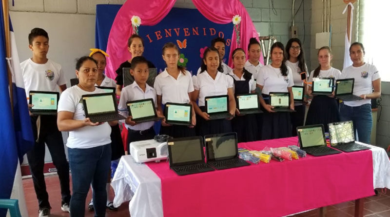 Estudiantes reciben recursos tecnológicos en diferentes centros educativos del país