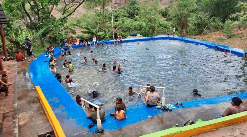 Familias en una de las piscinas del centro recreativo Baños Termales en Tipitapa