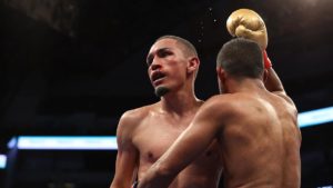 Román “Chocolatito” González junto a Francisco “El Gallo” Estrada durante su revancha este pasado 13 de marzo en Dallas, Texas.