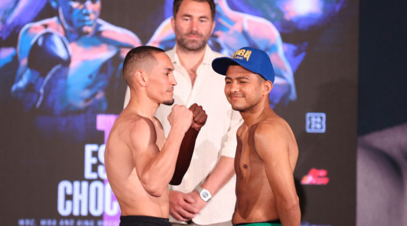 Román “Chocolatito” González riéndose frente a Francisco “El Gallo” Estrada durante el pesaje oficial de la pelea.