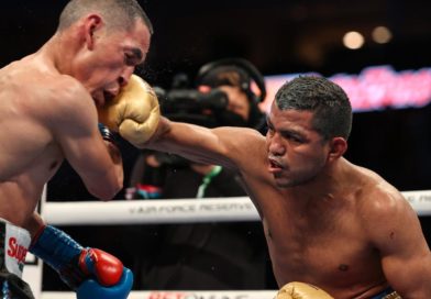 Román “Chocolatito” González impactando un fuerte derechazo en el rostro de Francisco “El Gallo” Estrada.