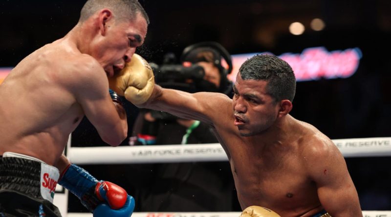 Román “Chocolatito” González impactando un fuerte derechazo en el rostro de Francisco “El Gallo” Estrada.