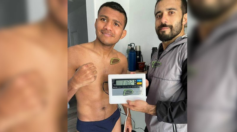 Román “Chocolatito” González mostrando el resultado de la báscula en el último pre pesaje previo a la revancha ante el Francisco “Gallo” Estrada.