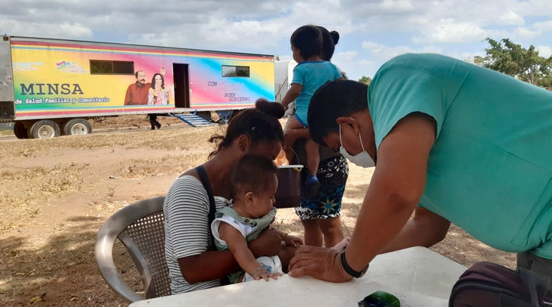 Médico del Ministerio de Salud brinda atención a una madre y hijo en Ciudad Belén