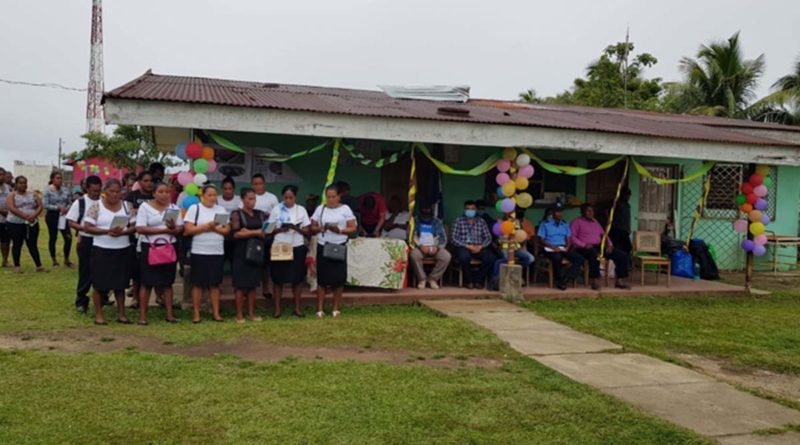 Mujeres comunitarias entonan canciones dando gracias a Dios por el proyecto de infraestructura que va a iniciar en su comunidad.