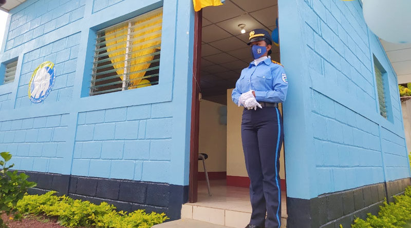 Fotografía de una agente junto a la nueva comisaría inaugurada en el municipio de San José de los Remates