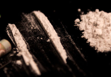 Cocaína sobre una mesa, lista para ser consumida por un adicto a las drogas