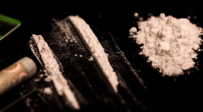 Cocaína sobre una mesa, lista para ser consumida por un adicto a las drogas