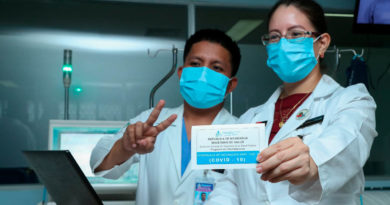 Doctora muestra el certificado de vacunación que entrega el Ministerio de Salud, tras ser vacunado voluntariamente una persona
