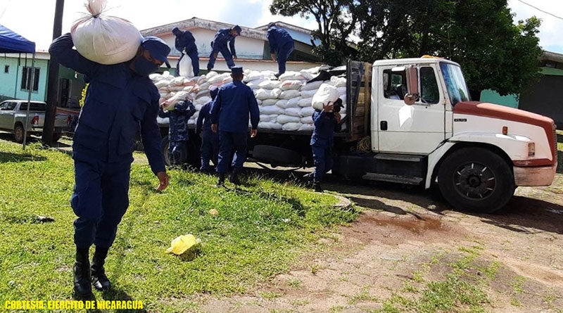 Efectivos militares de la Fuerza Naval de Nicaragua descargando paquetes alimenticios en Bluefields.