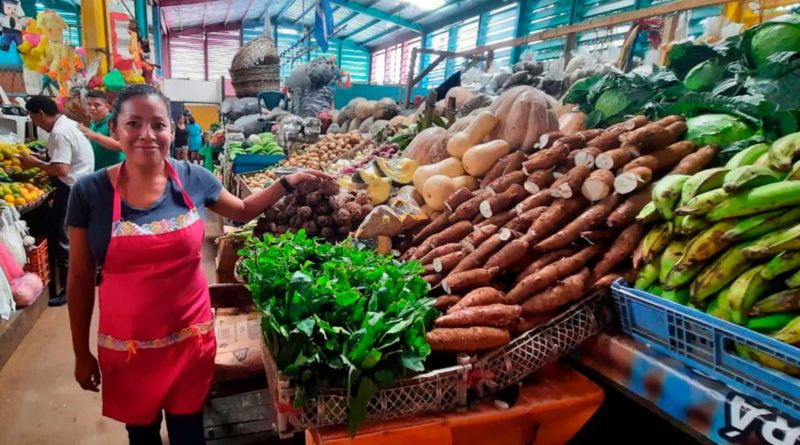 Comerciantes junto venta de verduras