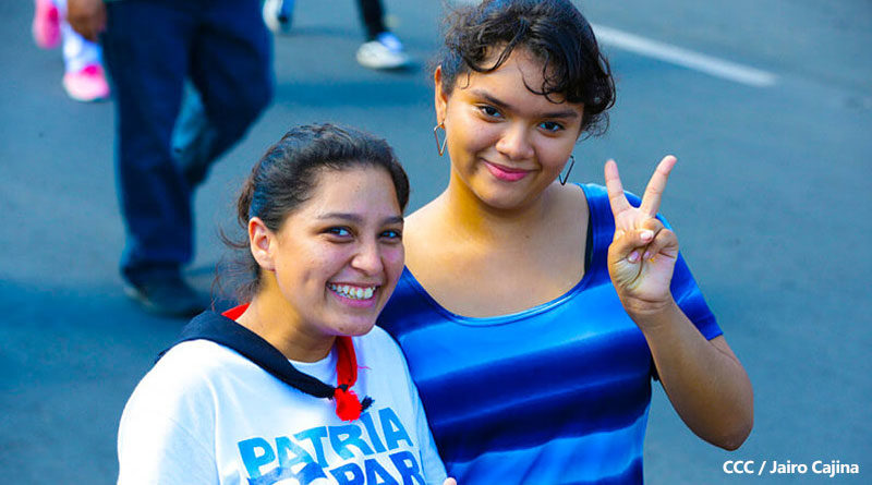 Mujeres nicaragüenses saludando con las manos