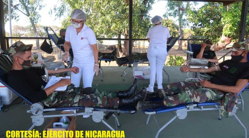 Efectivos militares durante la Jornada voluntaria de donación de sangre