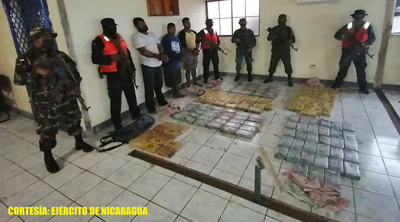 Efectivos del Ejército de Nicaragua presentando a los detenidos y la droga incautada