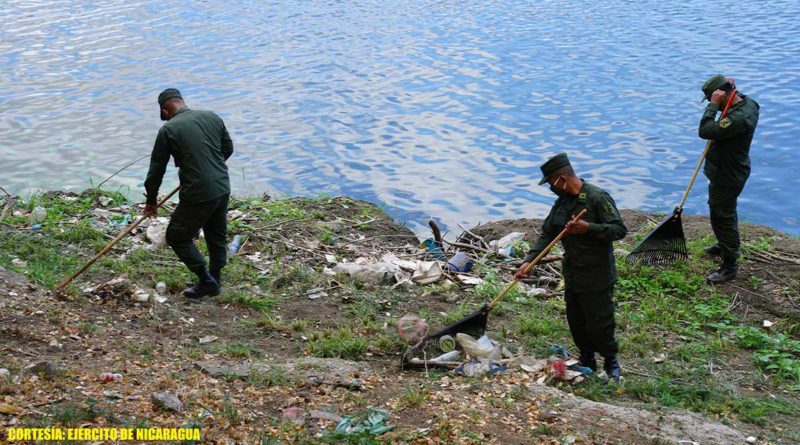 Ejercito de Nicaragua limpia orillas de la Laguna de Tiscapa